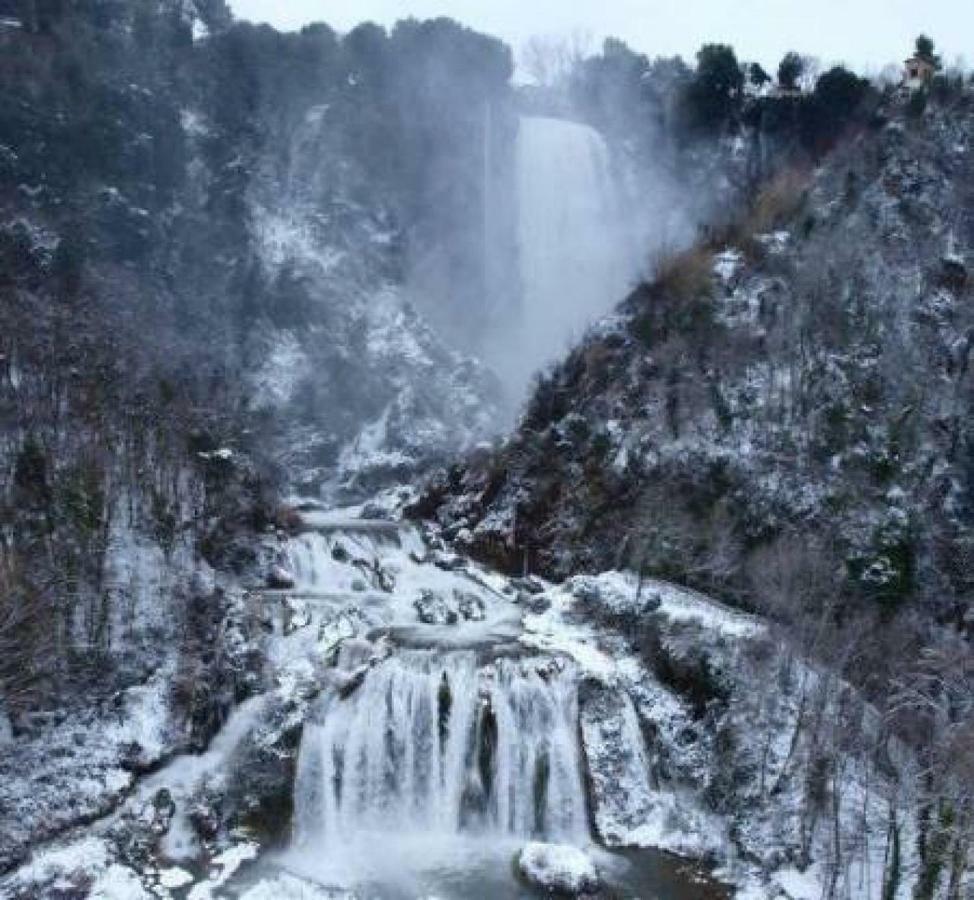 Отель Il Casolare Della Cascata Терни Экстерьер фото